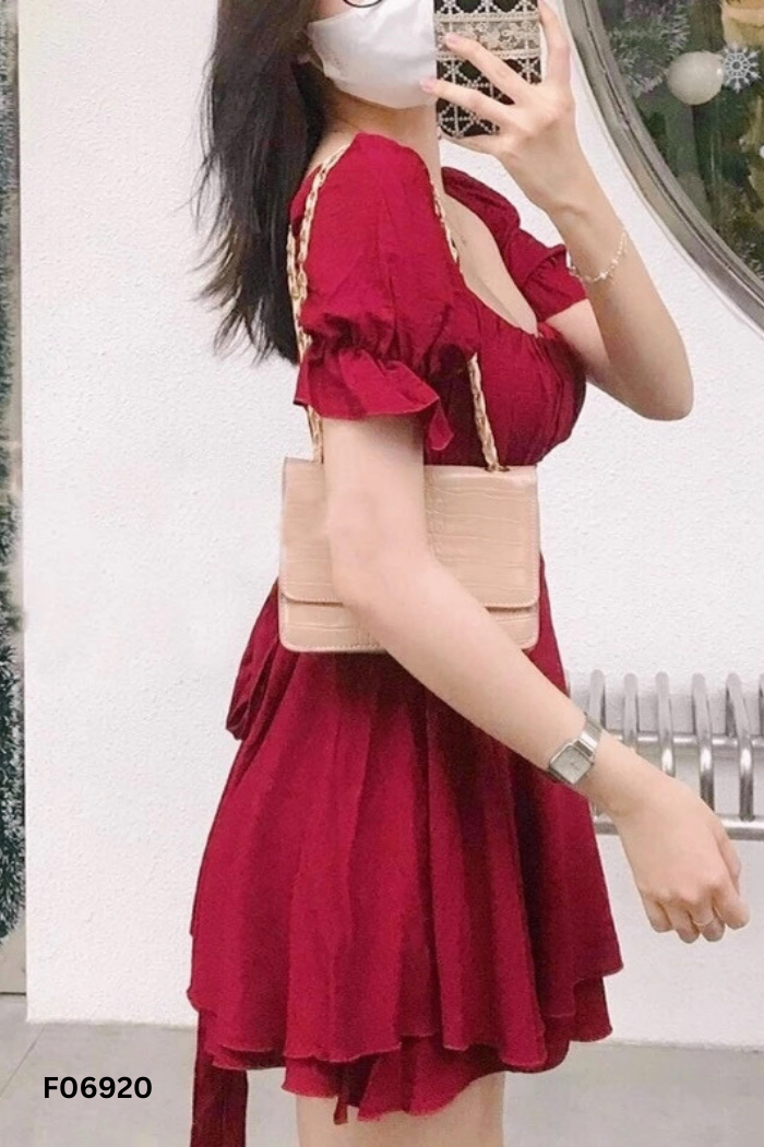 Váy cổ vuông đỏ buộc eo