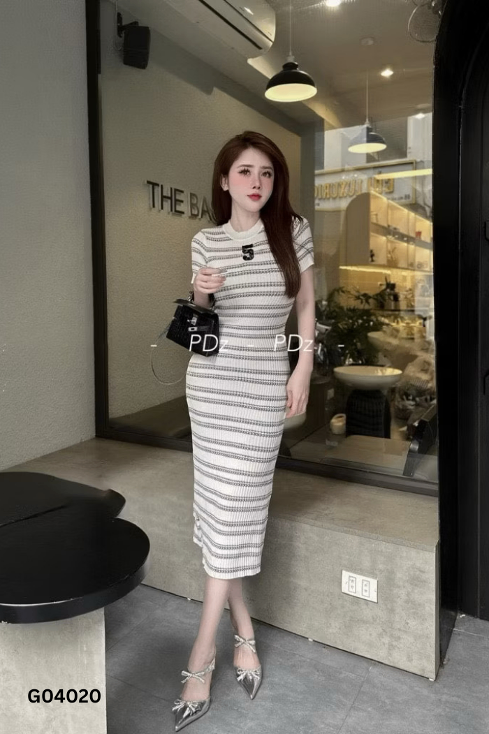 Váy len be phối đen