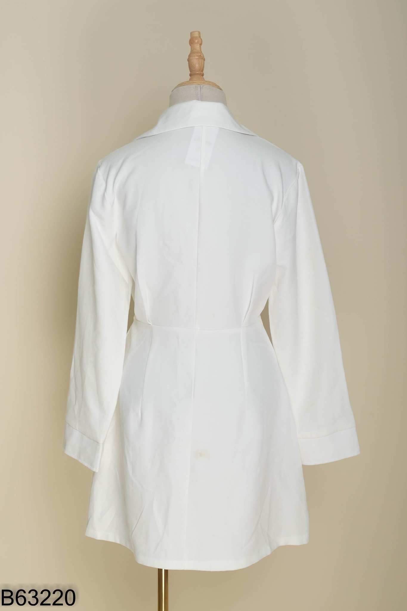 Váy MADEBYPHUONG trắng cổ vest