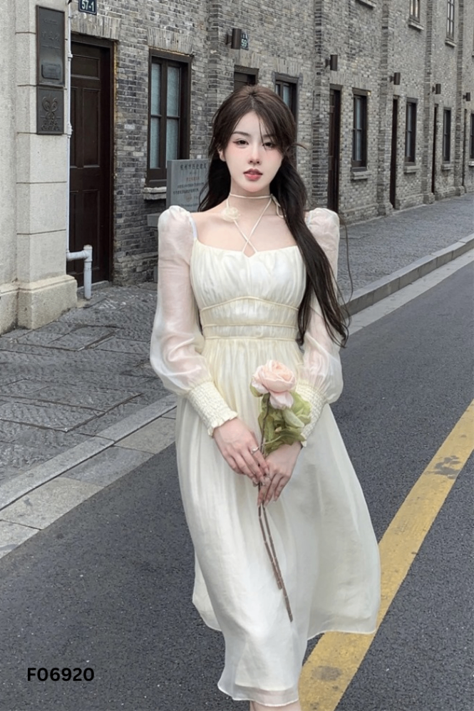 Váy voan be chun ngực