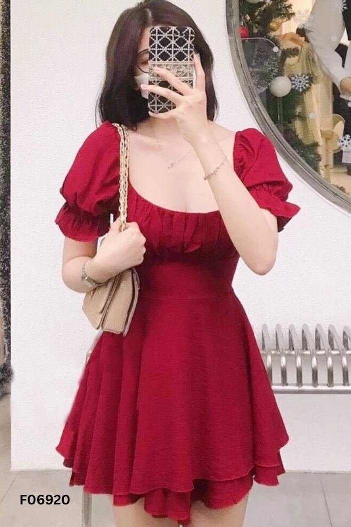 Váy cổ vuông đỏ buộc eo
