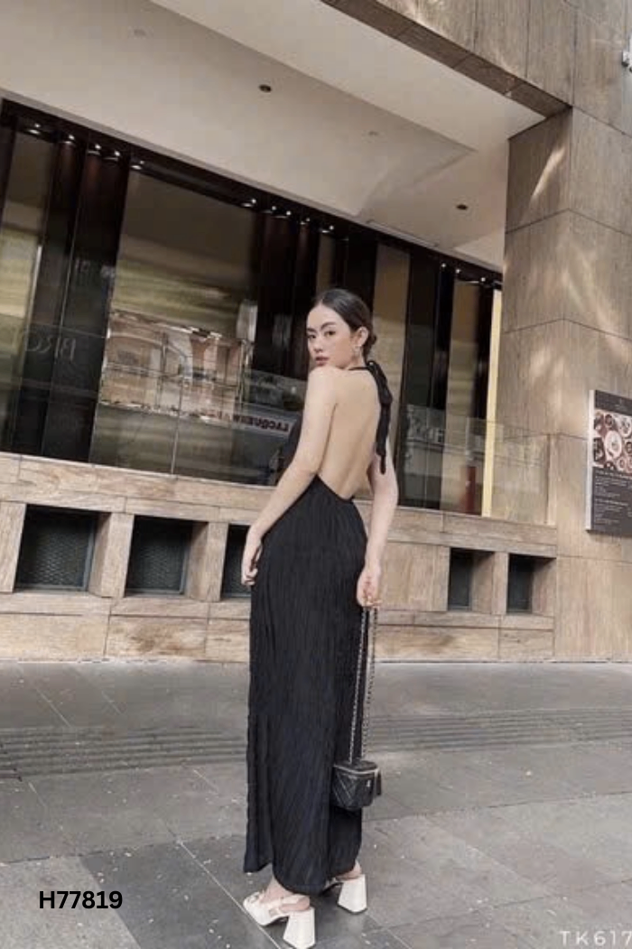 Váy đen cổ yếm hở lưng