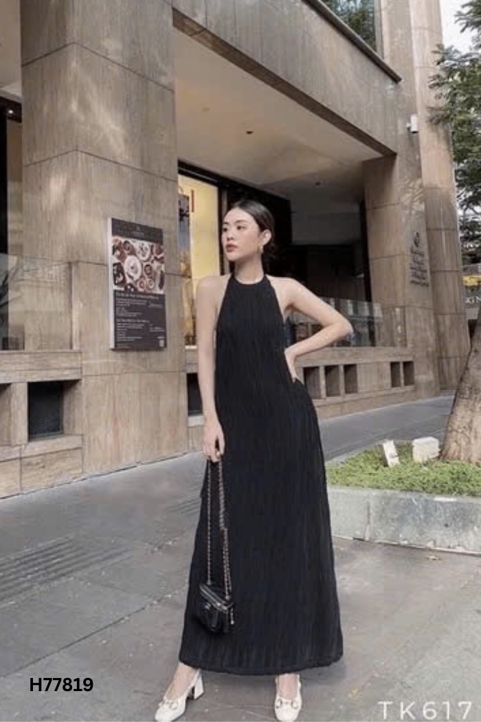 Váy đen cổ yếm hở lưng