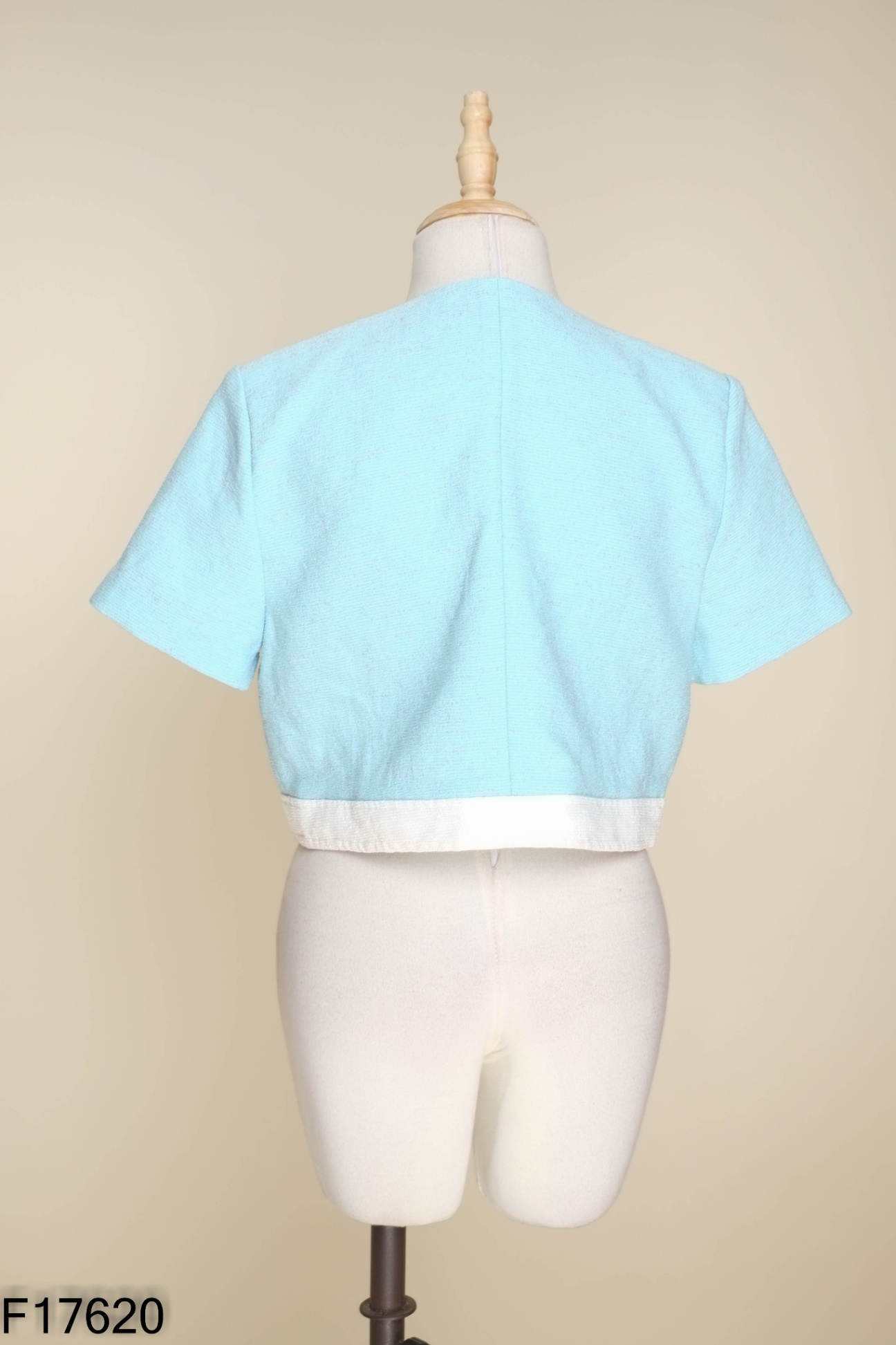 Áo xanh viền be cúc bạc