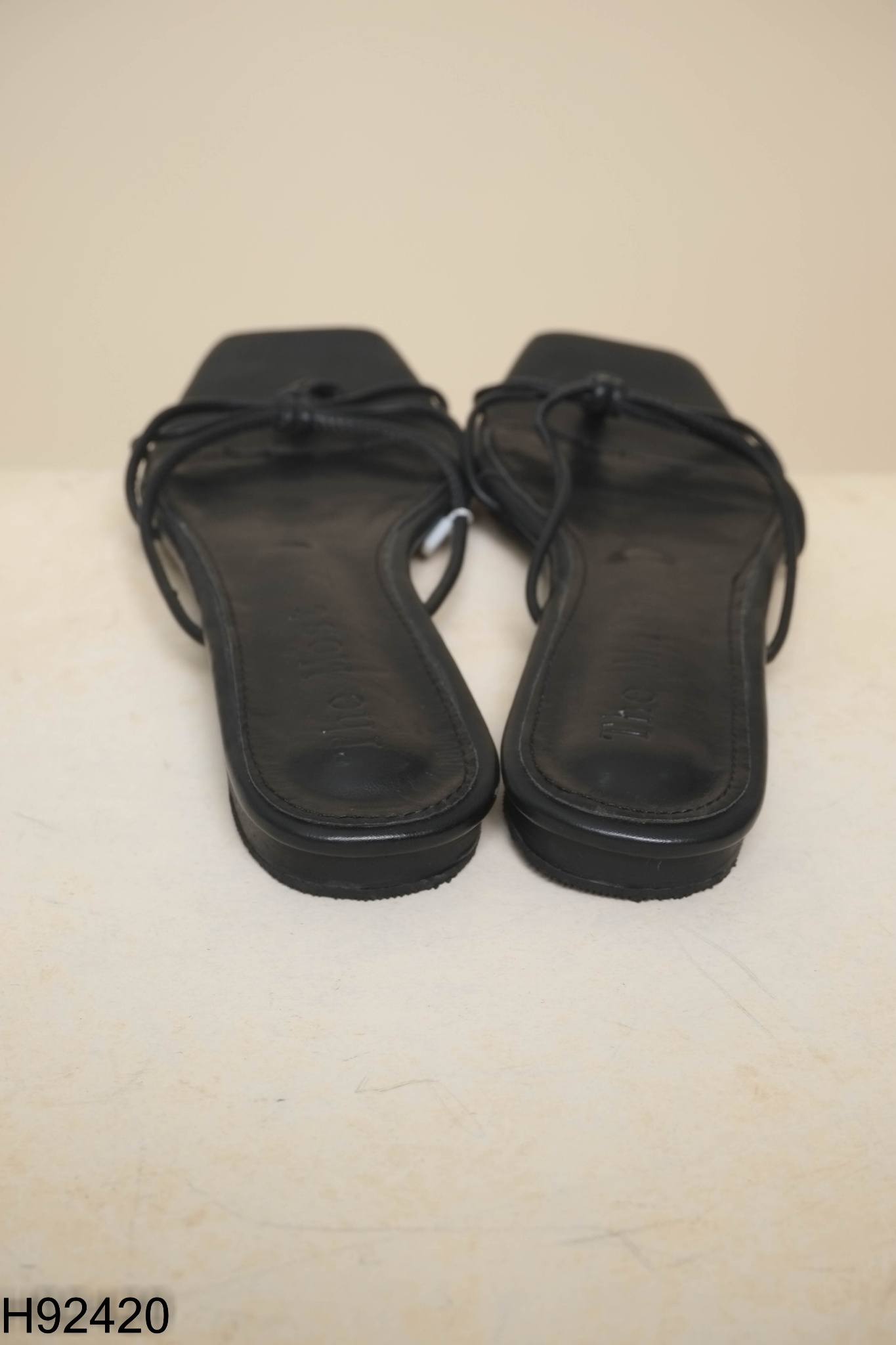 Sandals đen dây quai mảnh
