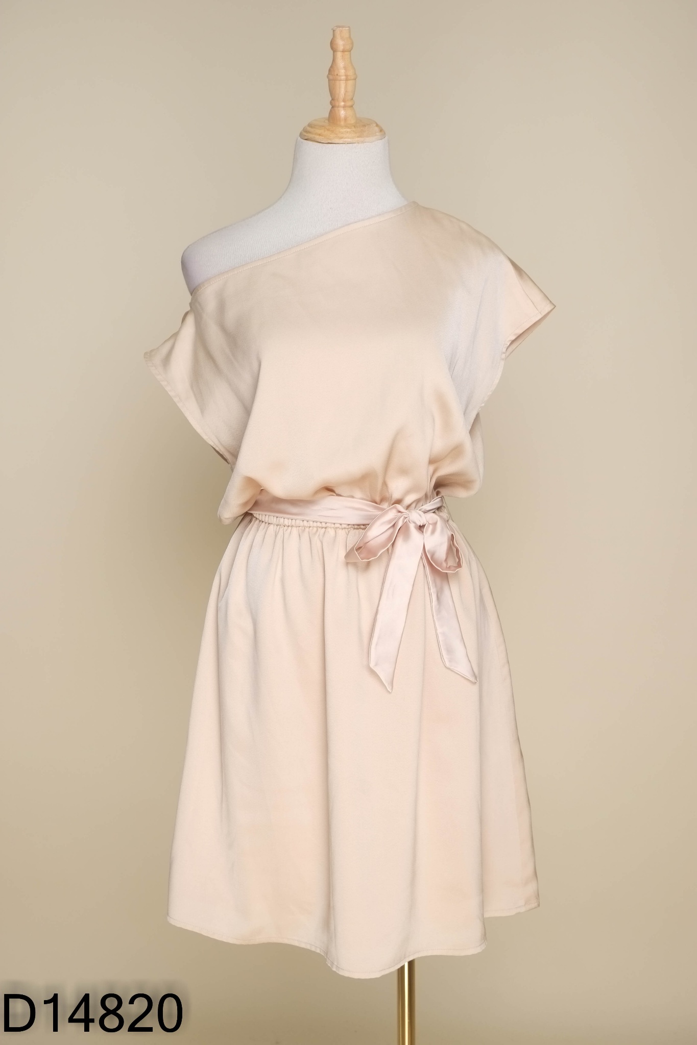 Váy lụa be IVY MODA kèm đai