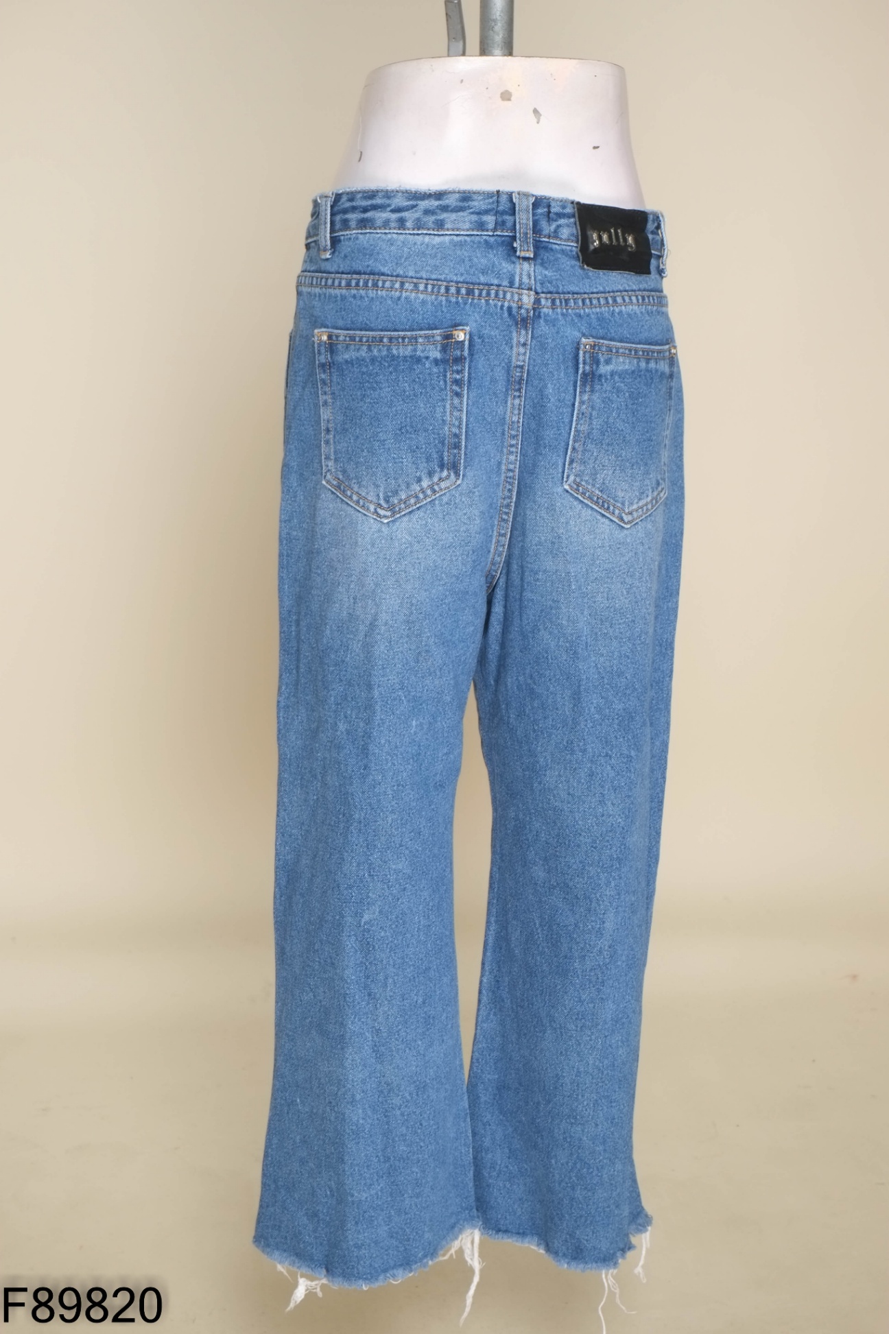 Quần jeans xanh rách