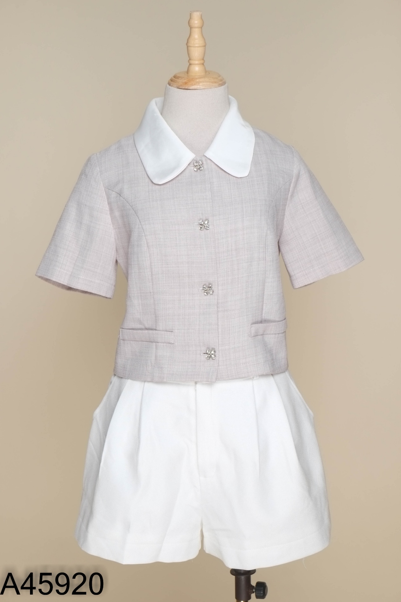 SET Áo xám TRA CLOTHING cúc đá + quần shorts trắng