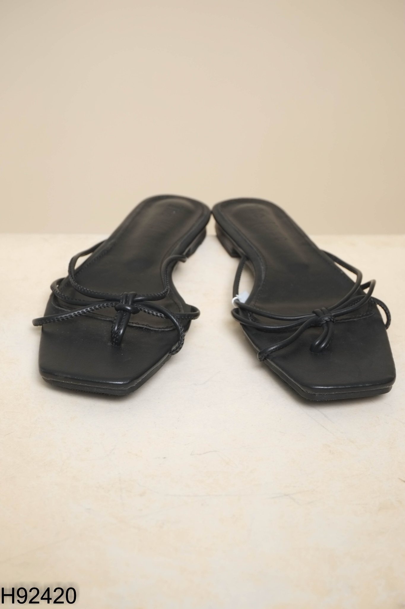 Sandals đen dây quai mảnh