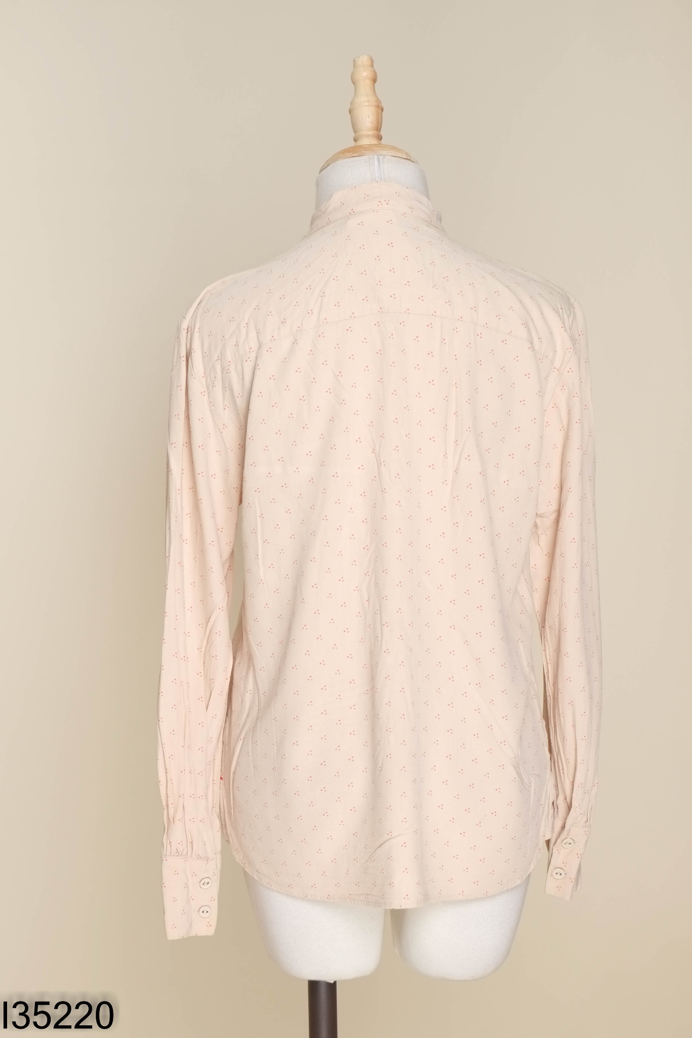 Áo be UNIQLO họa tiết