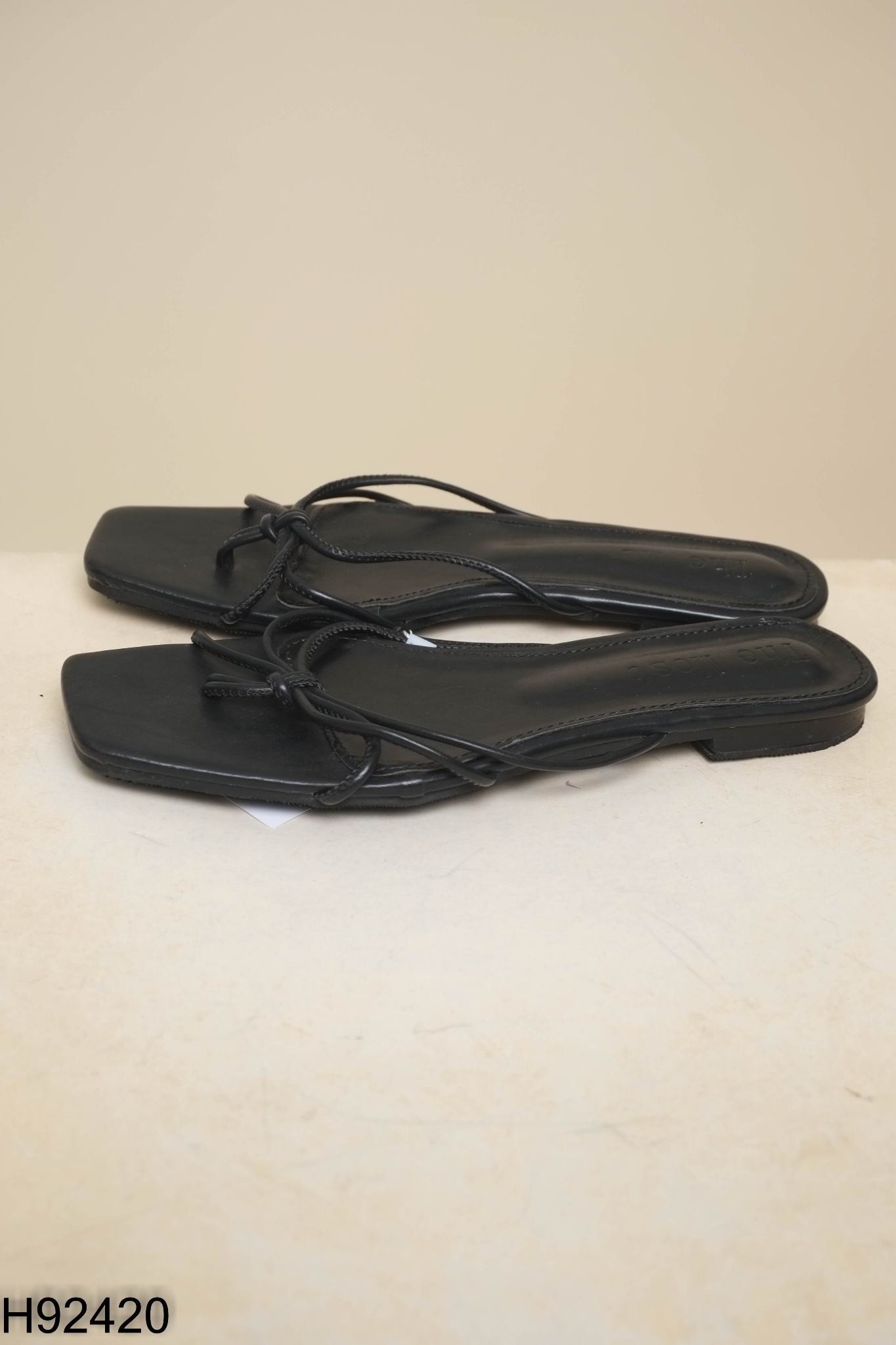 Sandals đen dây quai mảnh