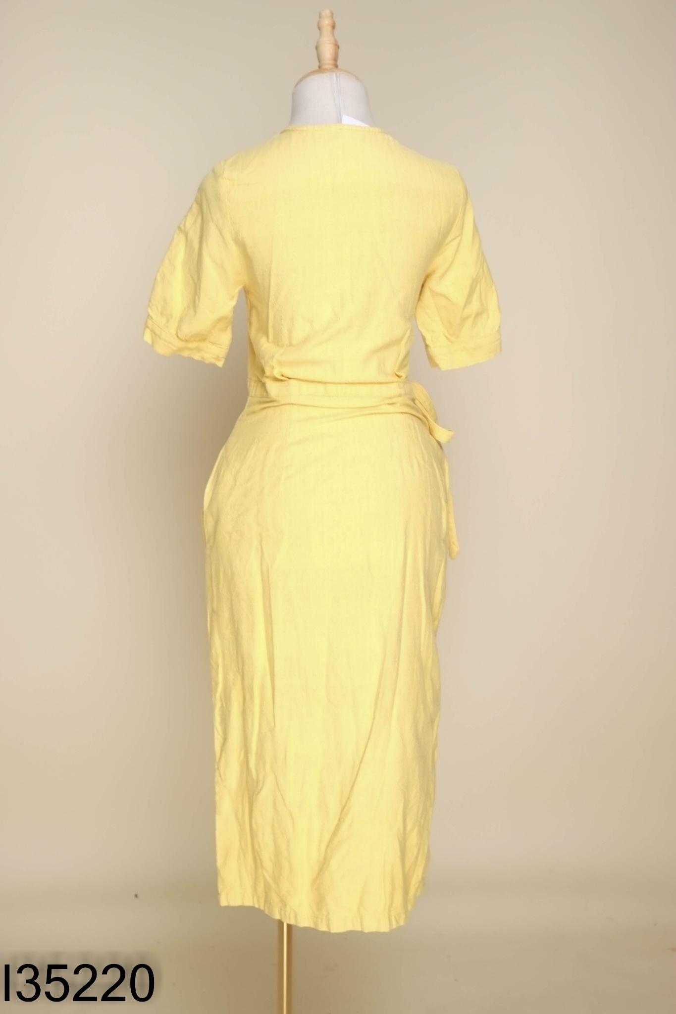 Váy linen vàng phối cúc