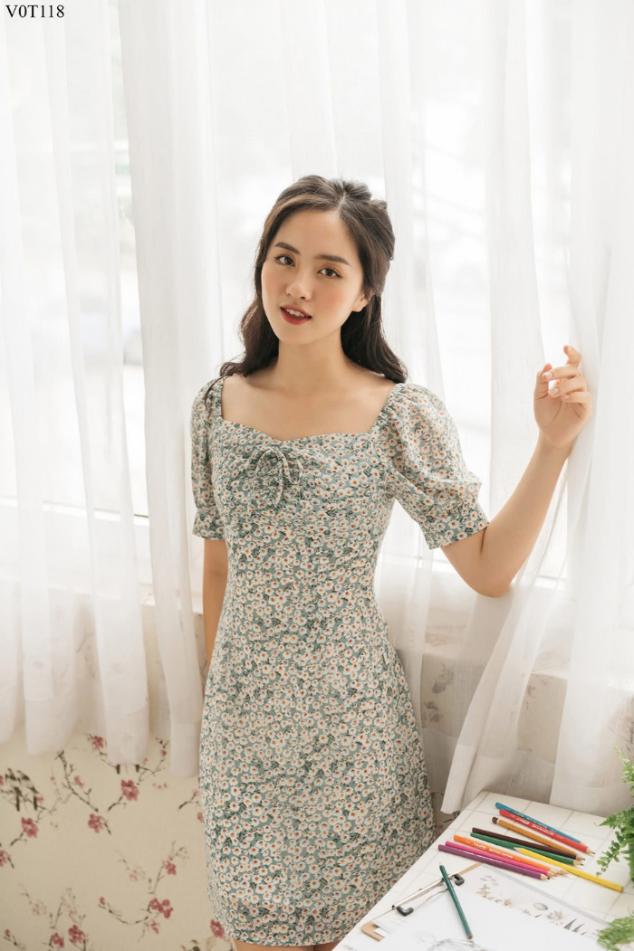 Váy TIIN xanh lá họa tiết hoa trắng