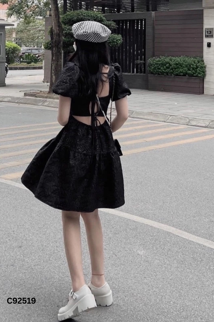Váy gấm đen xòe