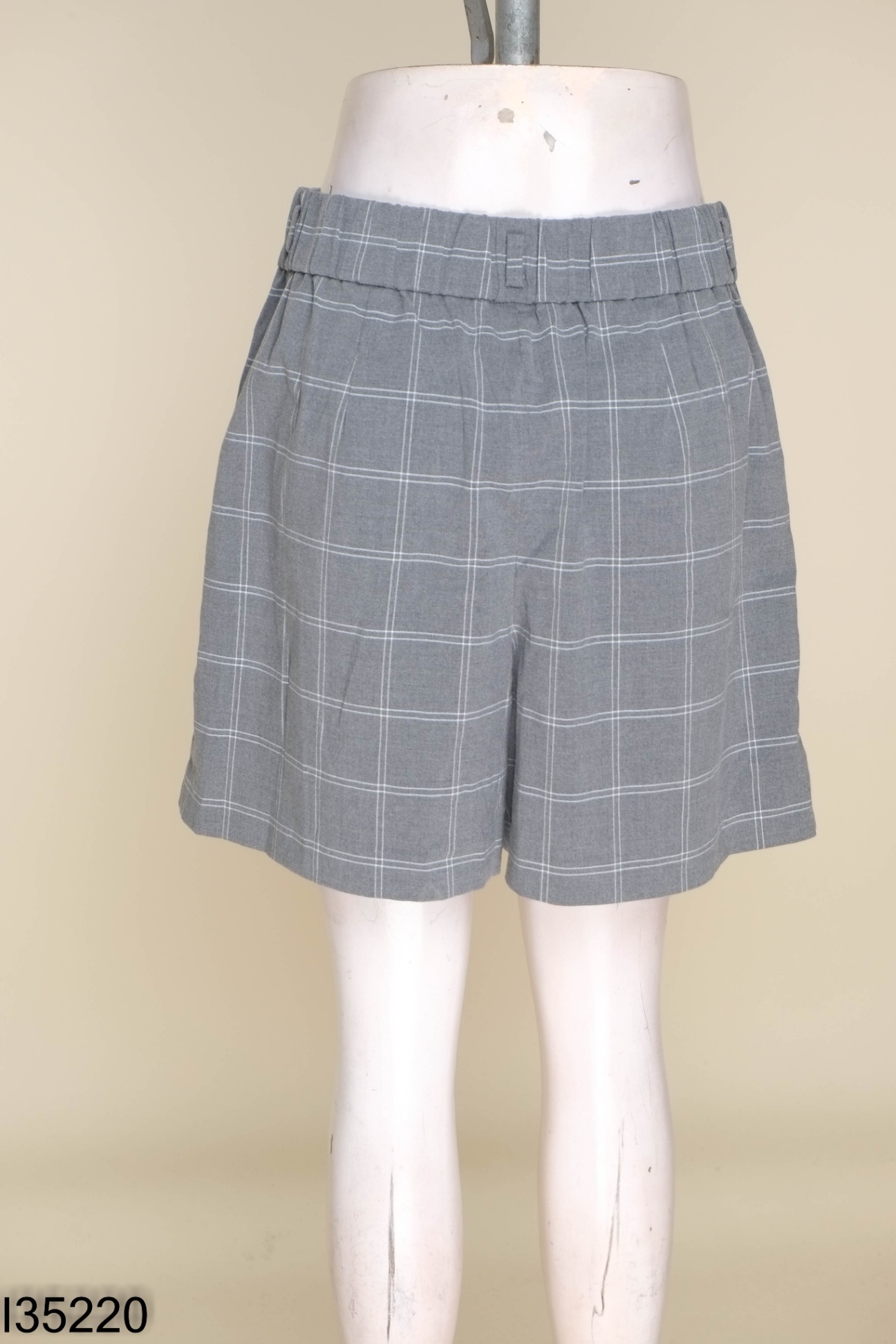 Quần shorts UNIQLO xám kẻ