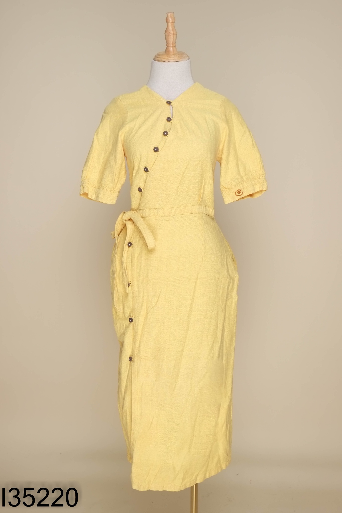 Váy linen vàng phối cúc