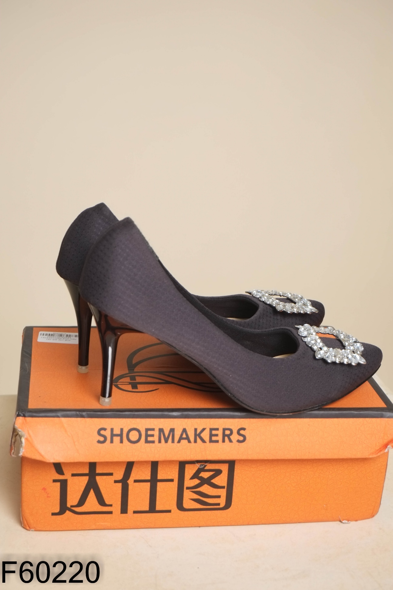 BOX Giày cao gót đen đính đá 6P