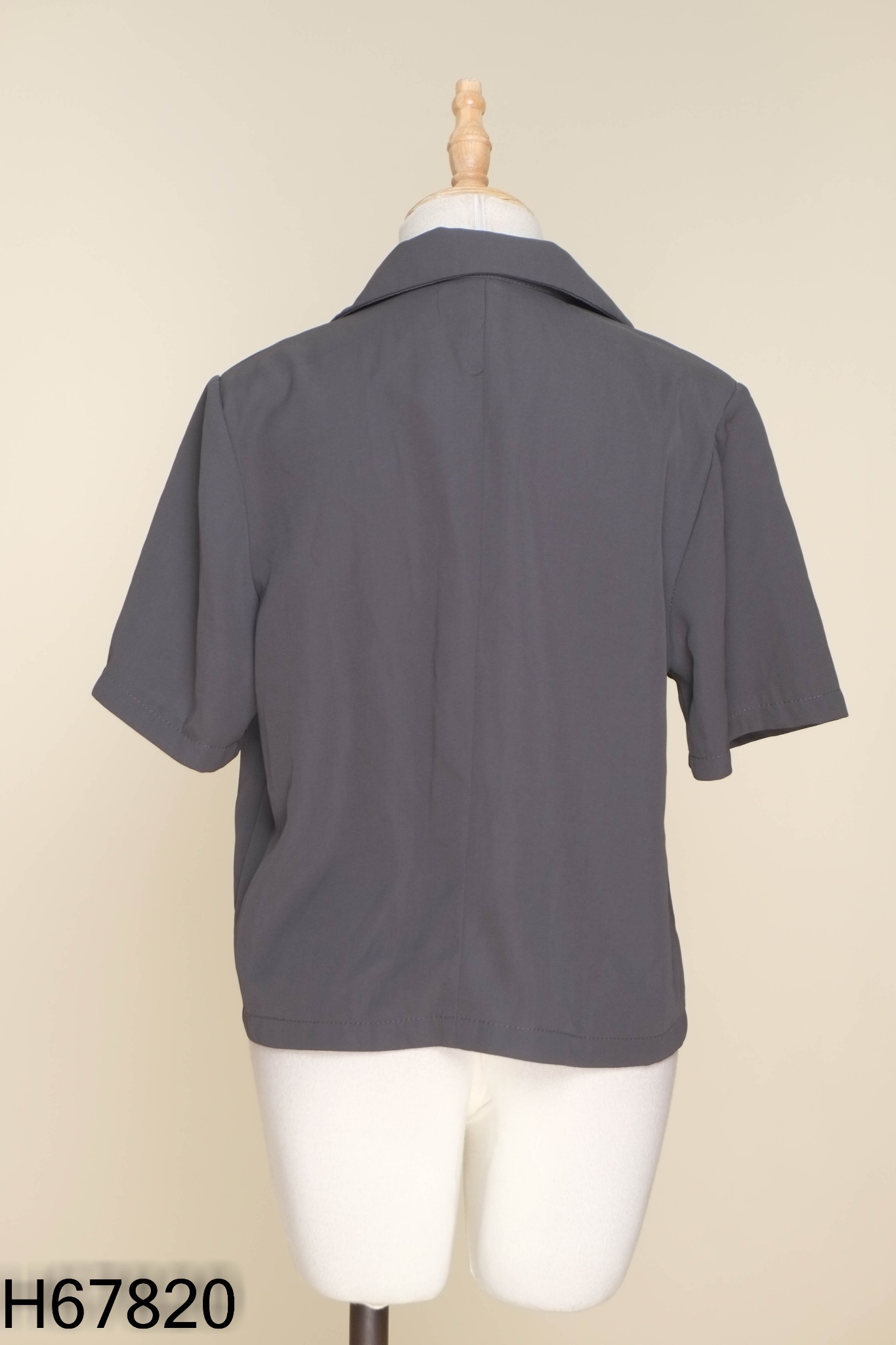 Áo xám ngắn tay cổ vest