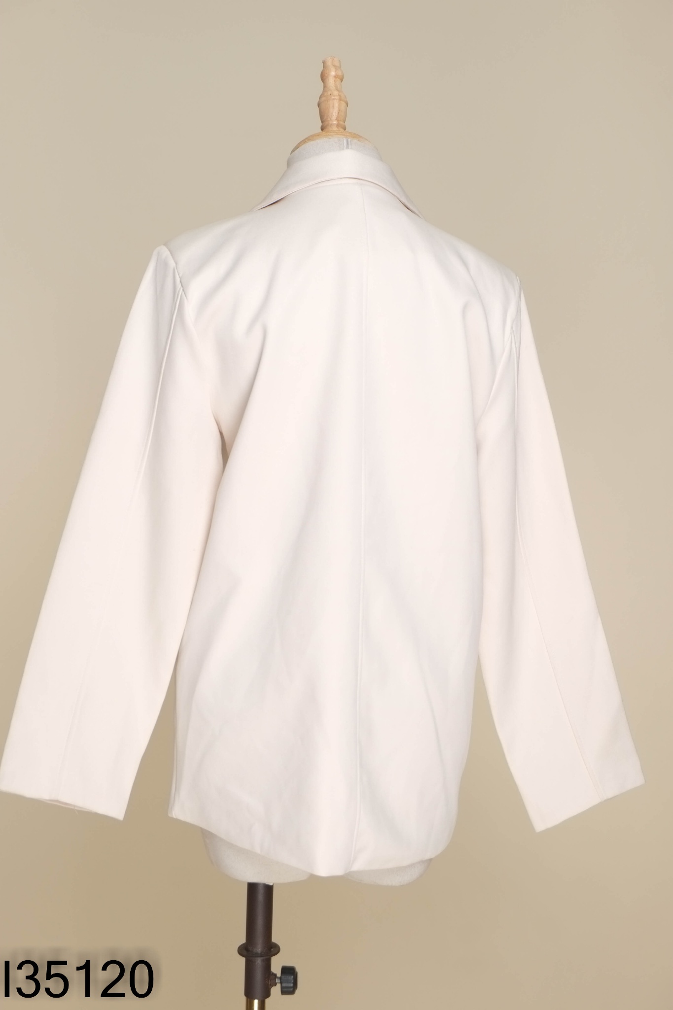 Blazer be trơn khuy đen