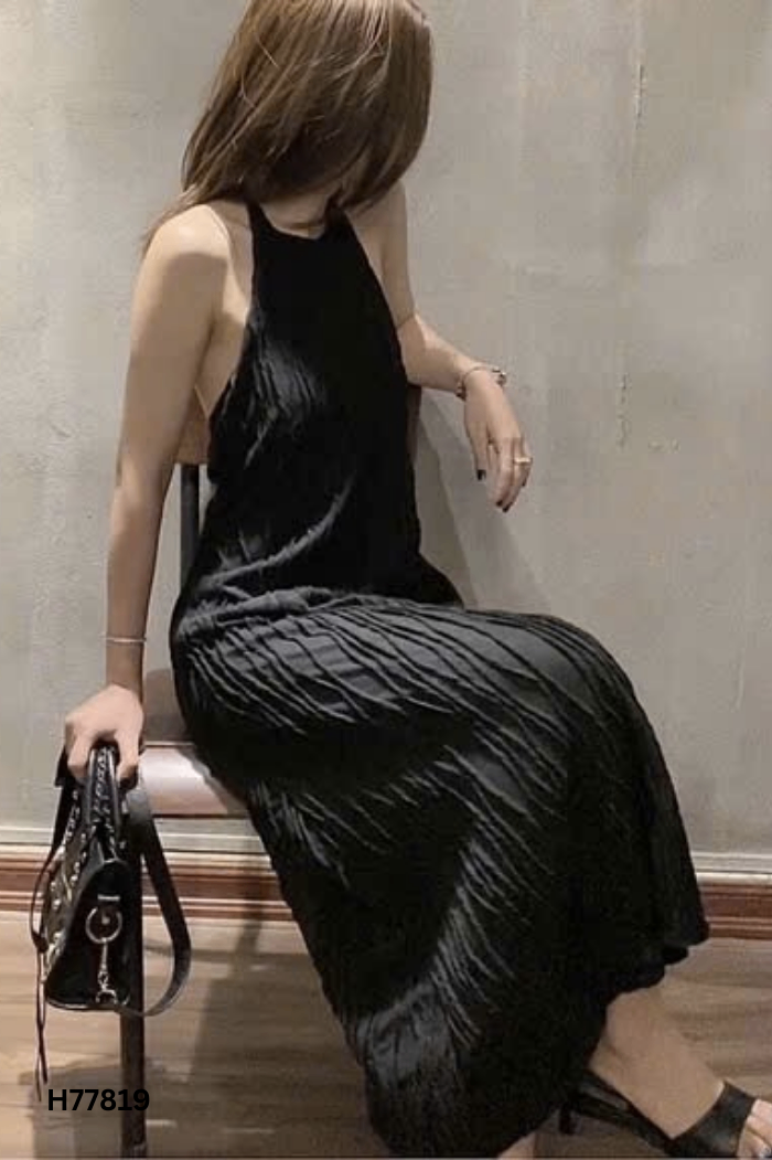 Váy đen cổ yếm hở lưng