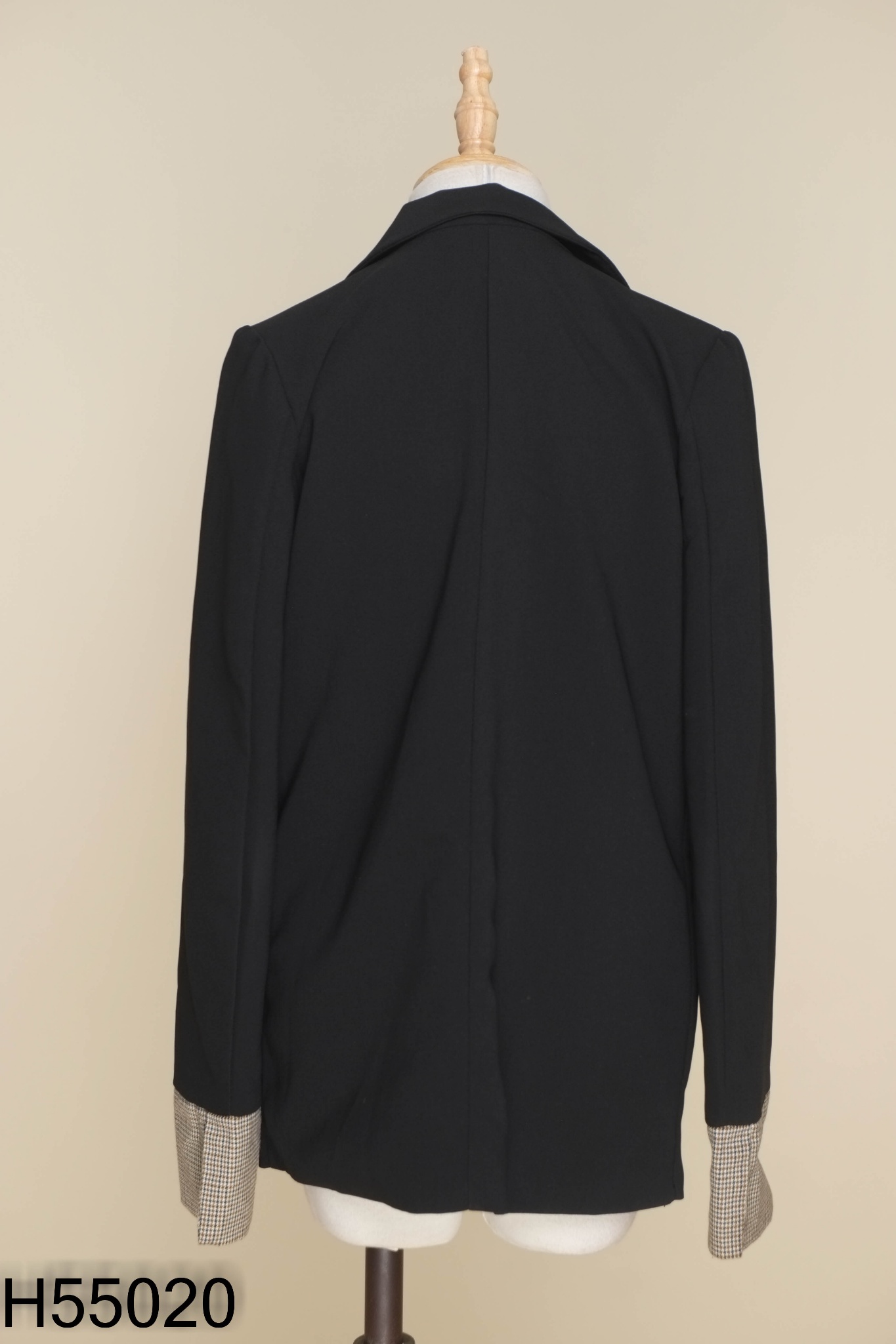 Blazer đen phối khuy vàng