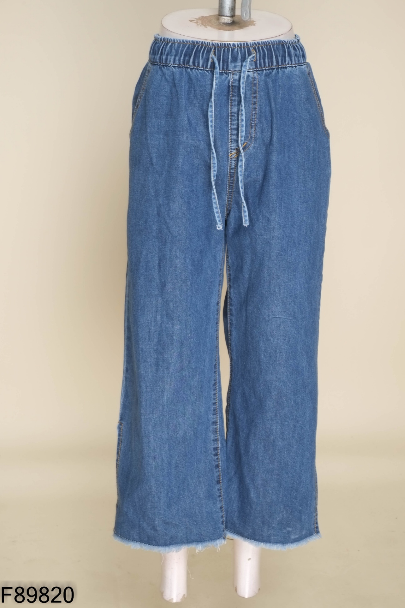 Quần jeans xanh eo chun