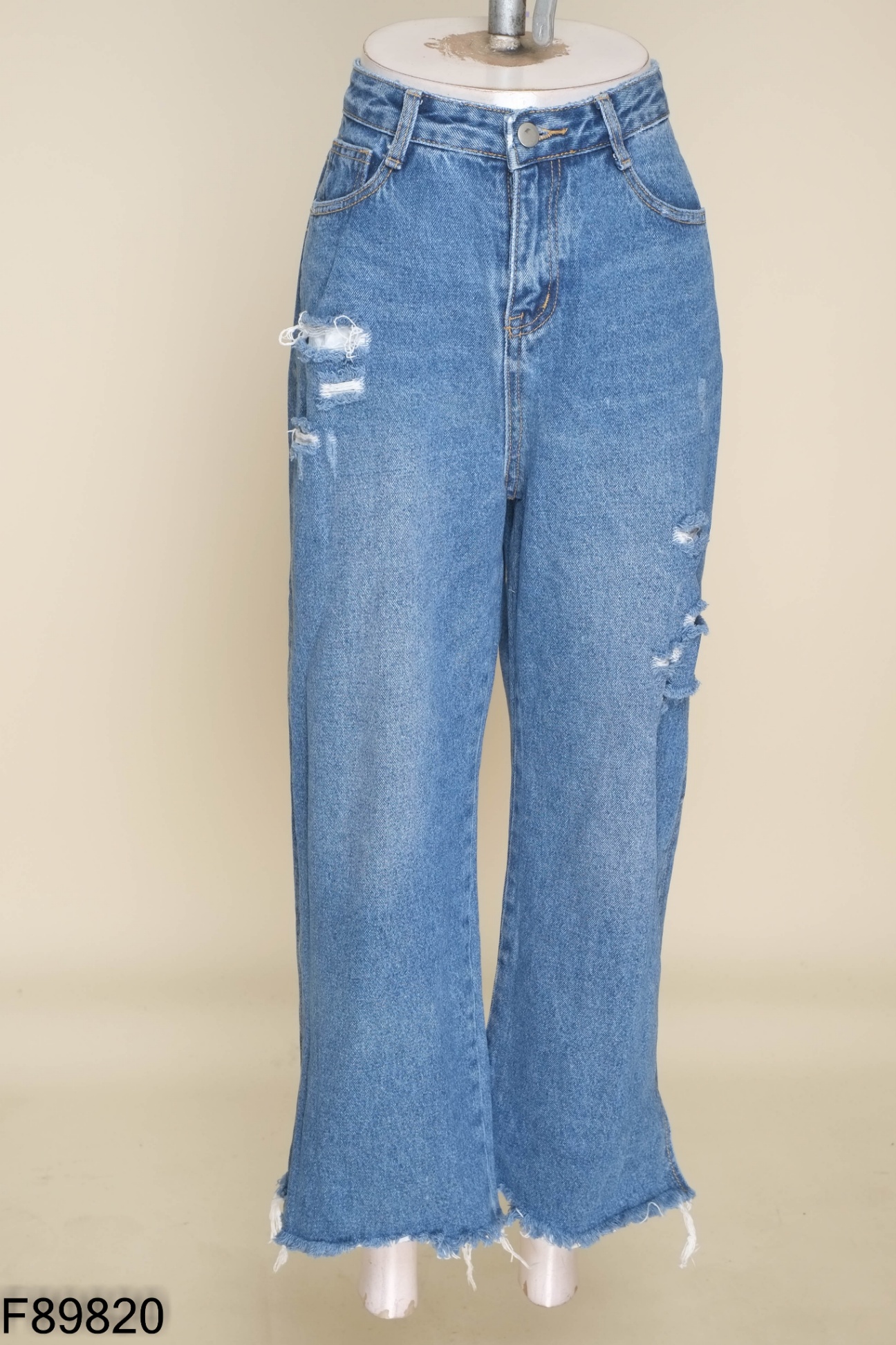 Quần jeans xanh rách