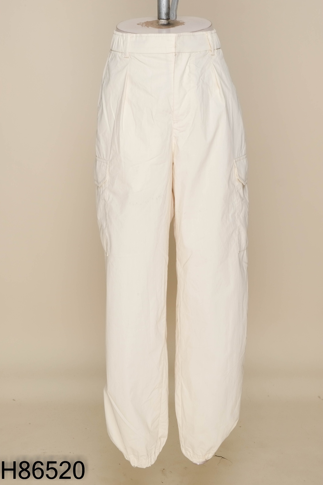 Quần dù be UNIQLO túi hộp