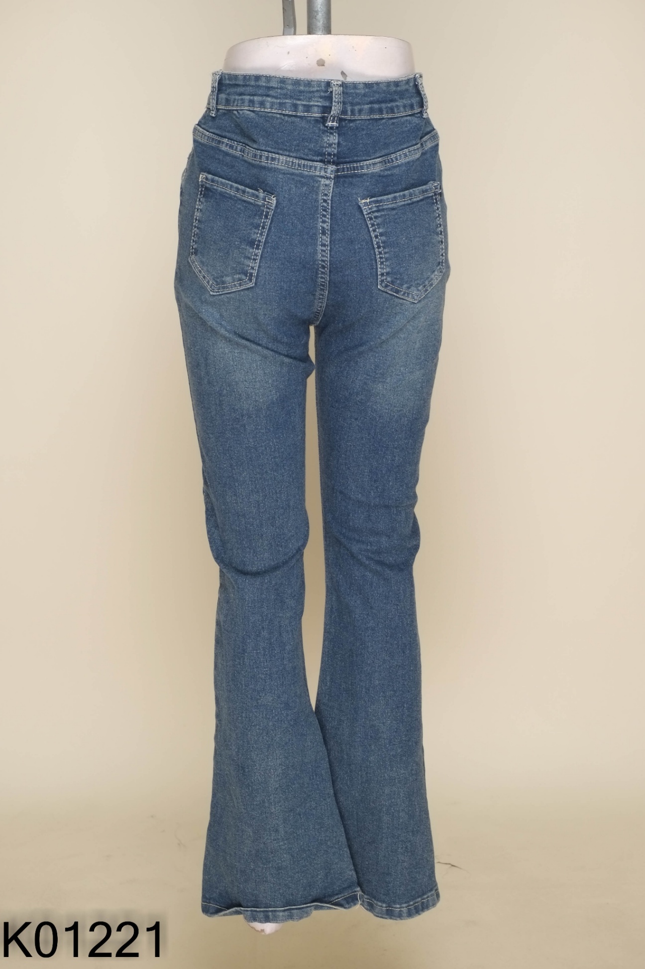Quần jeans xanh ống loe không túi