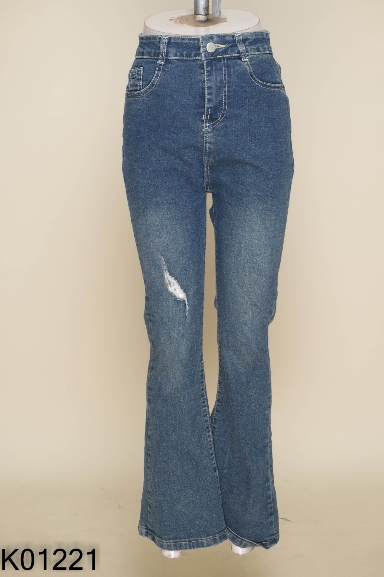 Quần jeans xanh ống loe không túi