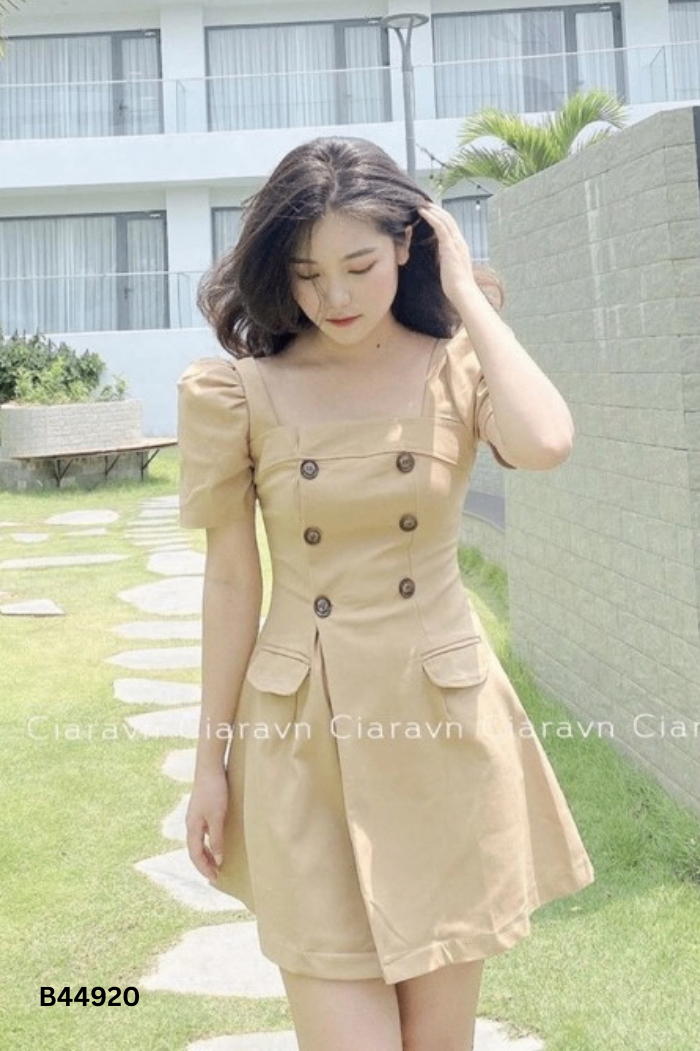 Váy be cổ vuông phối cúc