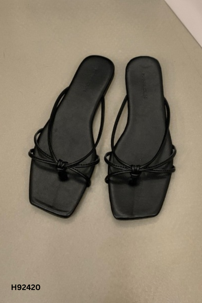 Sandals đen dây quai mảnh