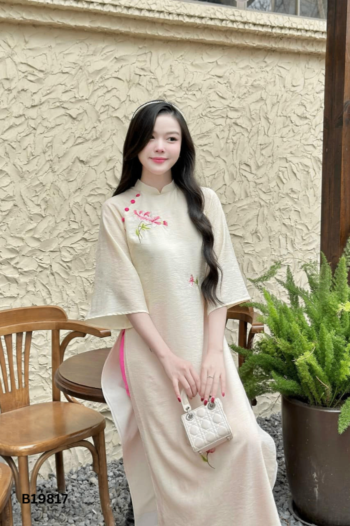 Áo dài vàng nhạt thêu hoa