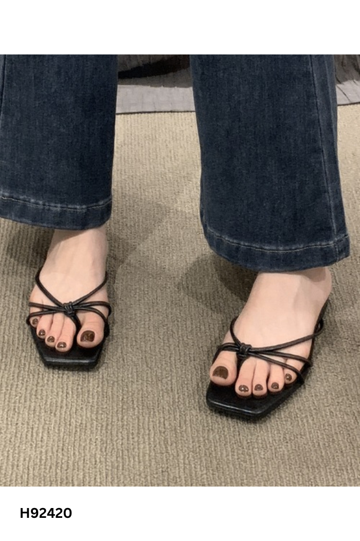 Sandals đen dây quai mảnh