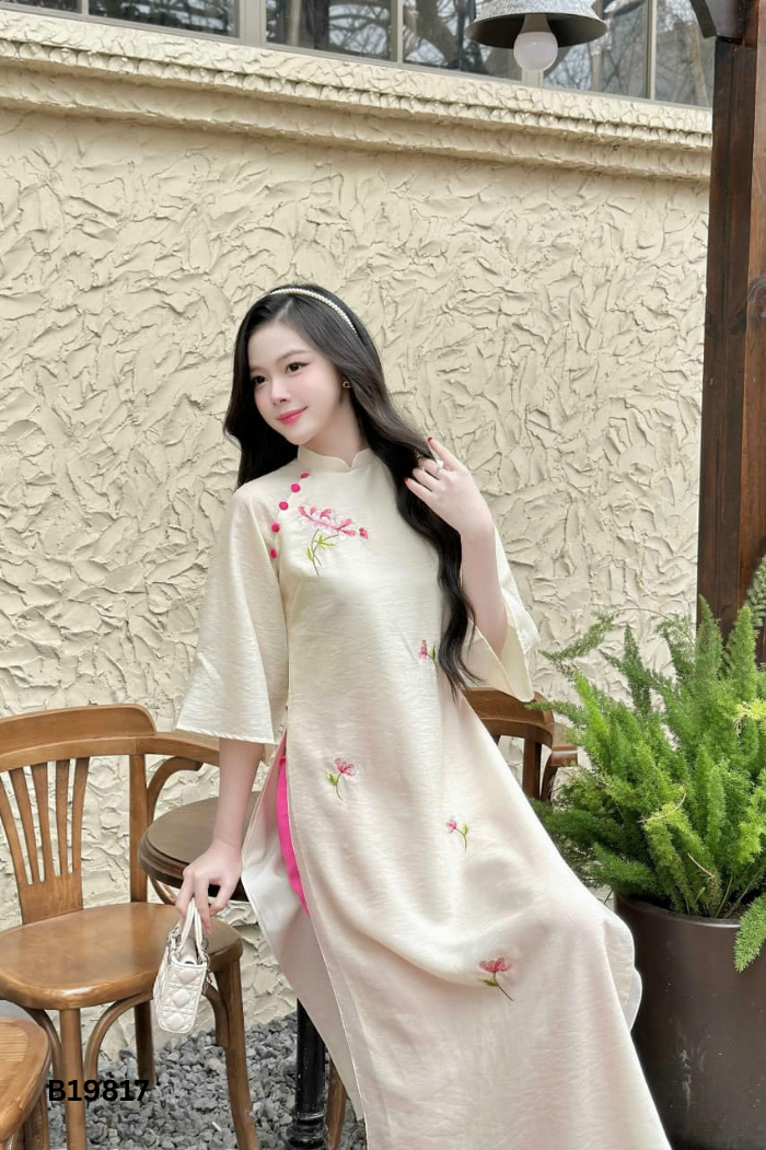 Áo dài vàng nhạt thêu hoa