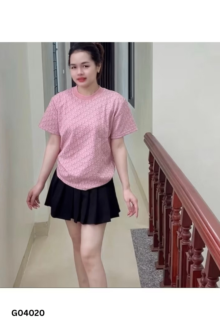 Áo phông hồng in chữ