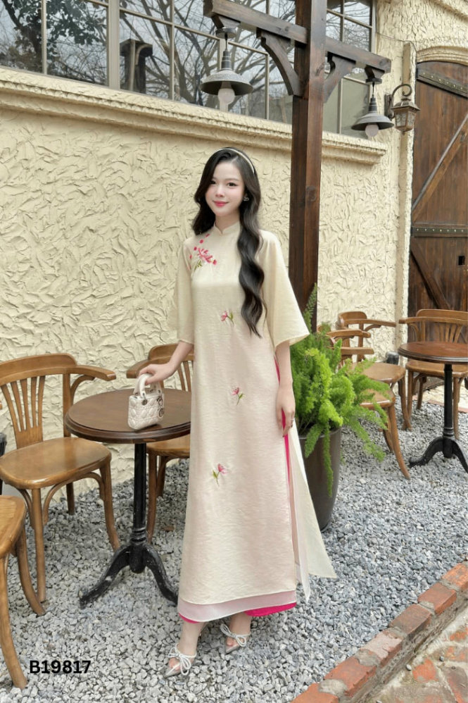 Áo dài vàng nhạt thêu hoa