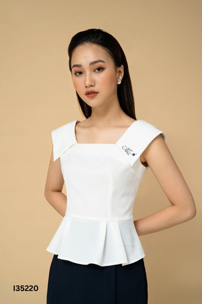 Áo trắng TIIN cổ vuông