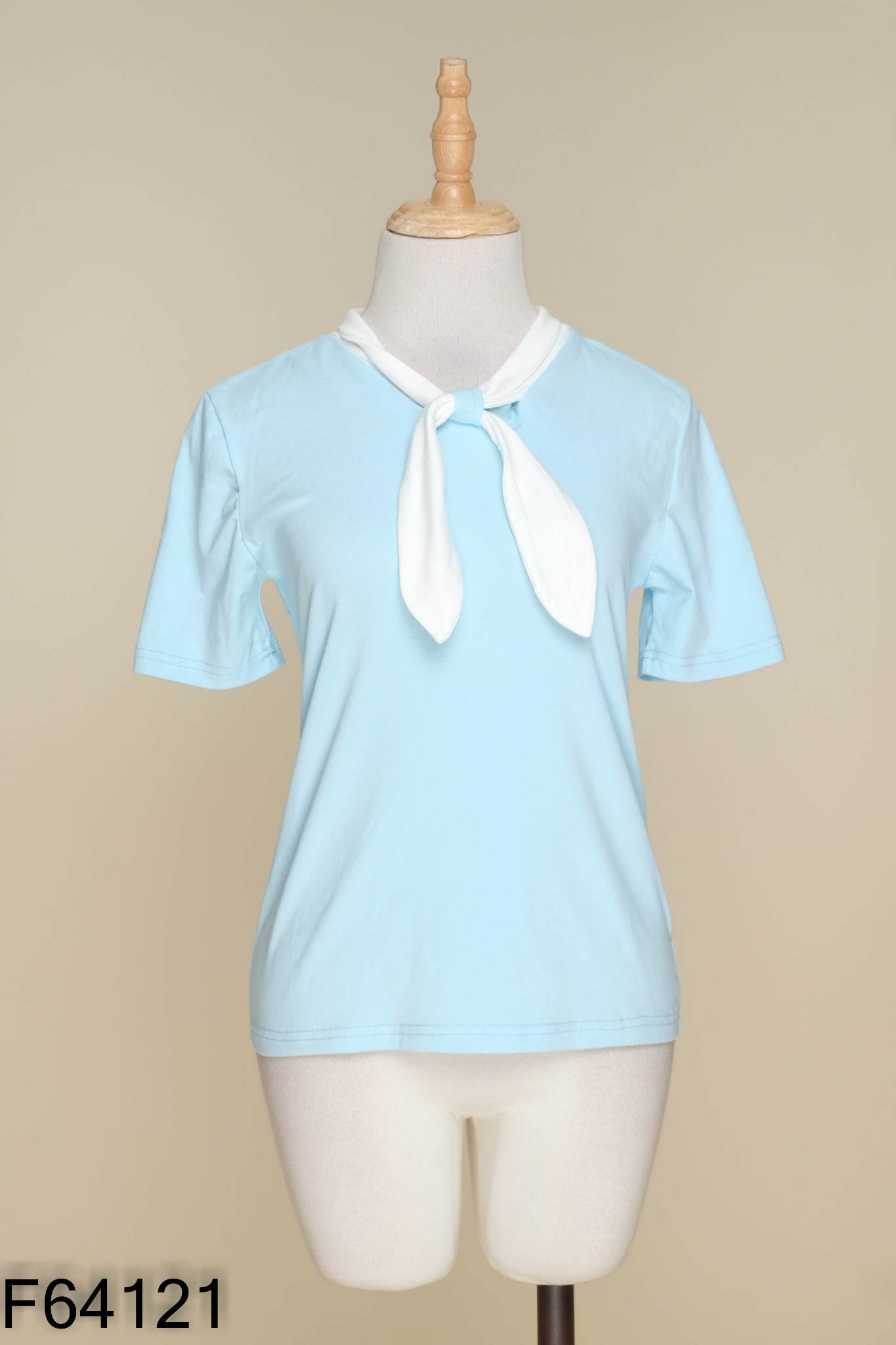 Áo thun xanh cổ trắng