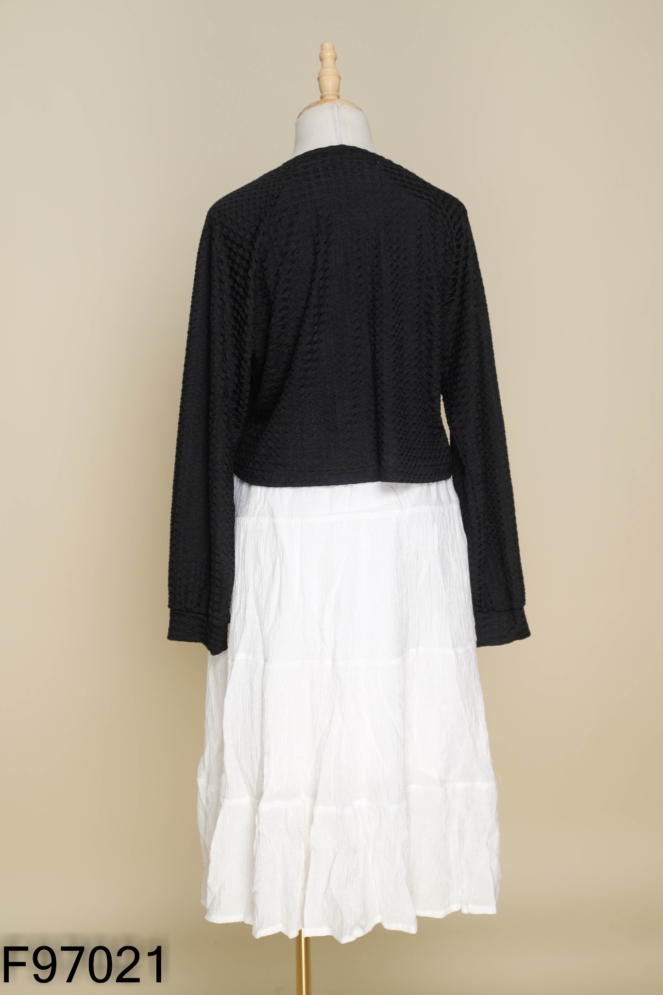 SET Áo đen croptop + chân váy trắng