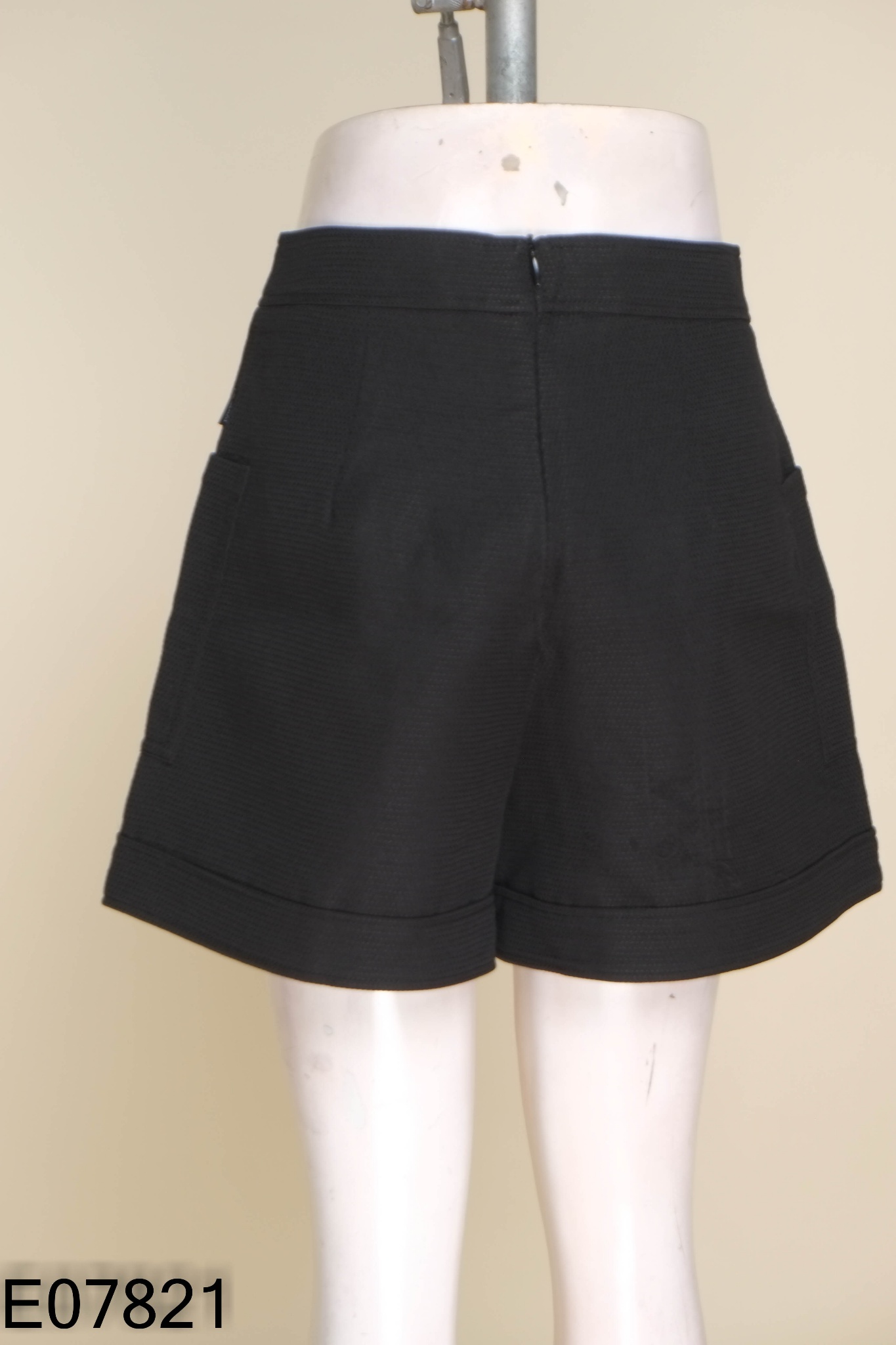 NEWTAG Quần shorts đen CCHAT cúc ngọc
