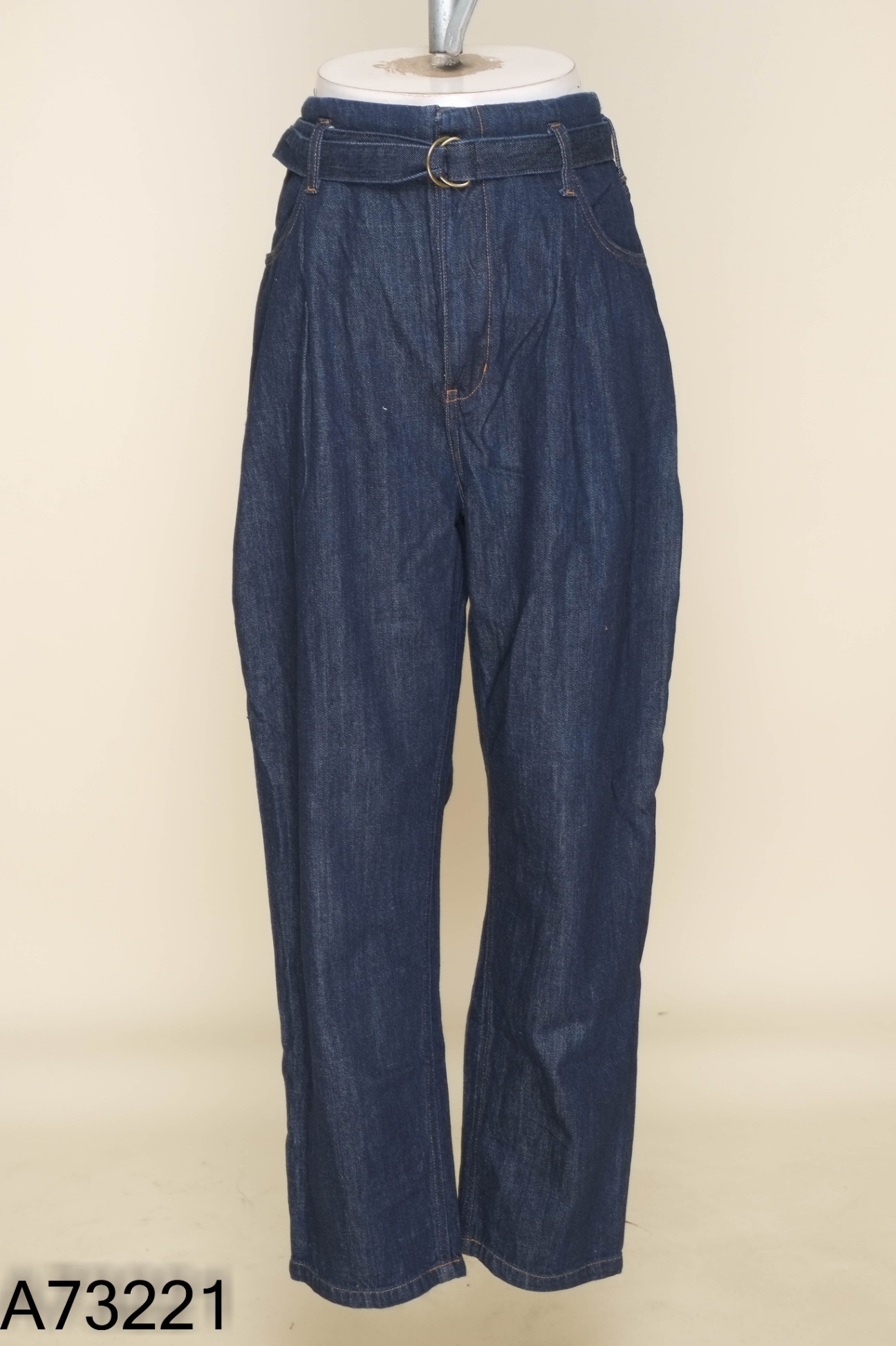 Quần jeans UNIQLO xanh đậm đai eo (cắt tag)