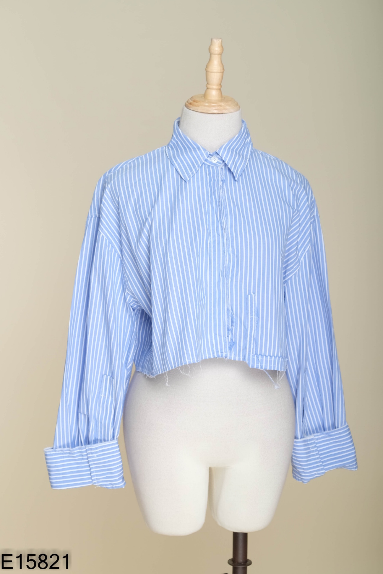 Áo croptop xanh kẻ trắng