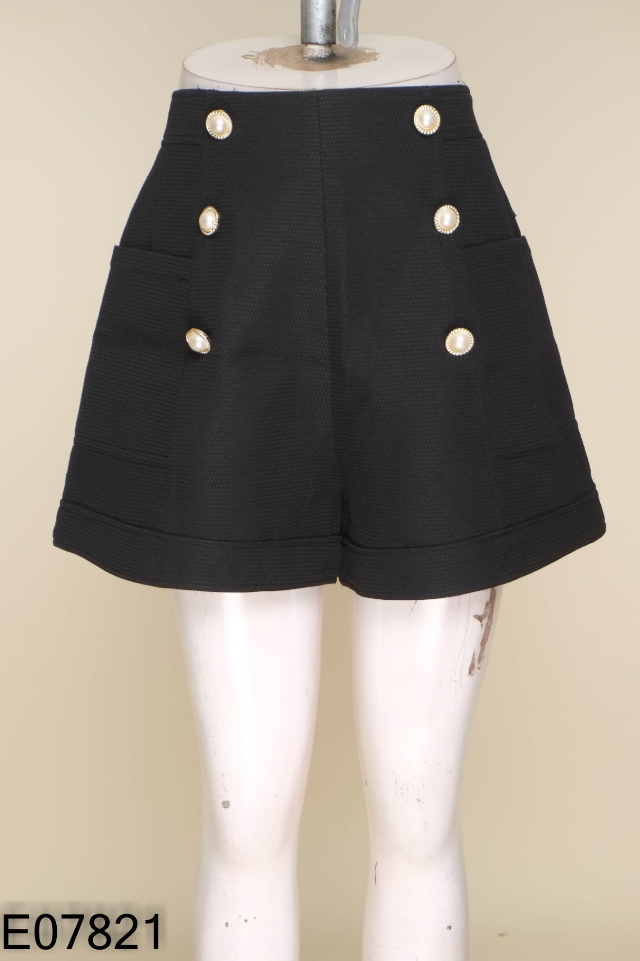 NEWTAG Quần shorts đen CCHAT cúc ngọc