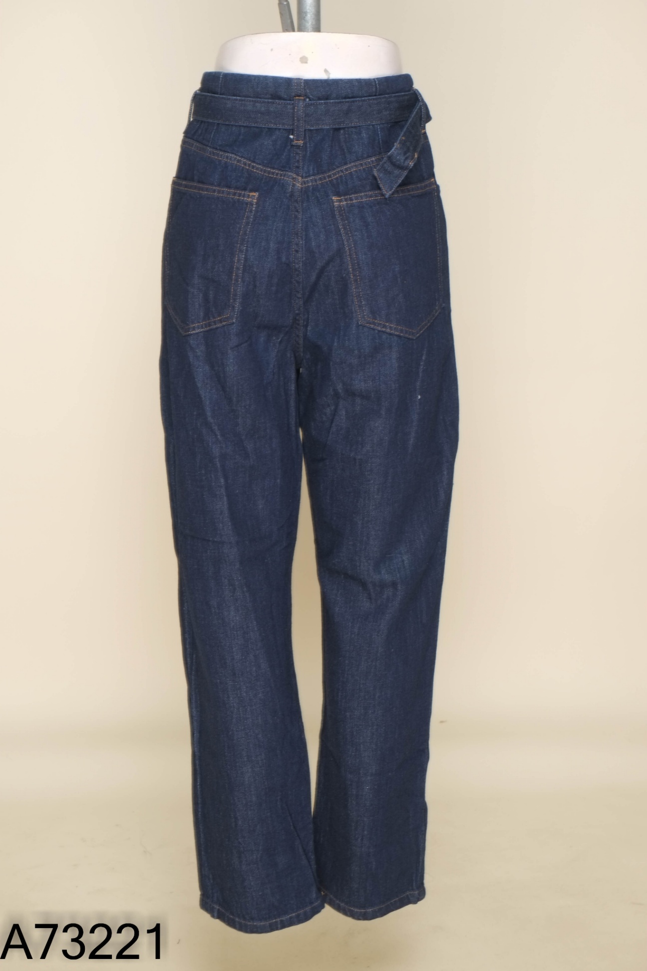 Quần jeans UNIQLO xanh đậm đai eo (cắt tag)