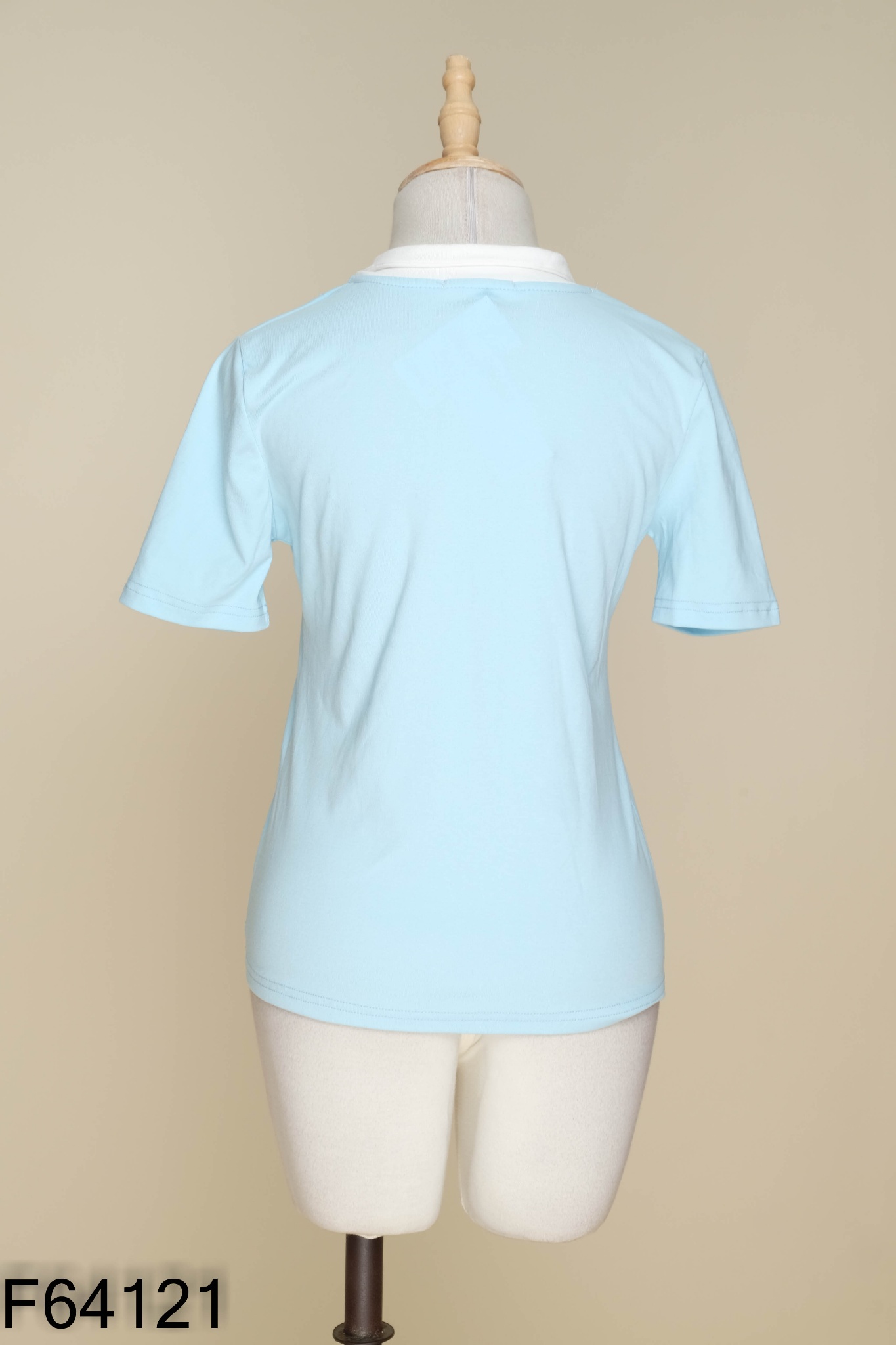 Áo thun xanh cổ trắng