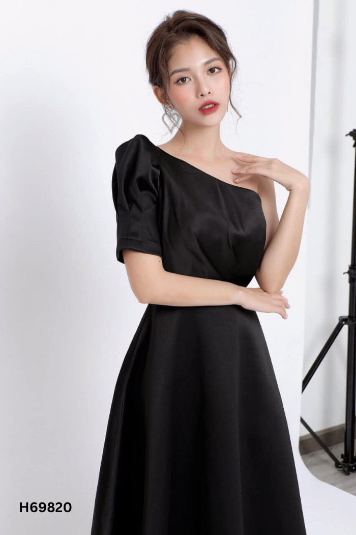 NEWTAG Váy đen lệch vai