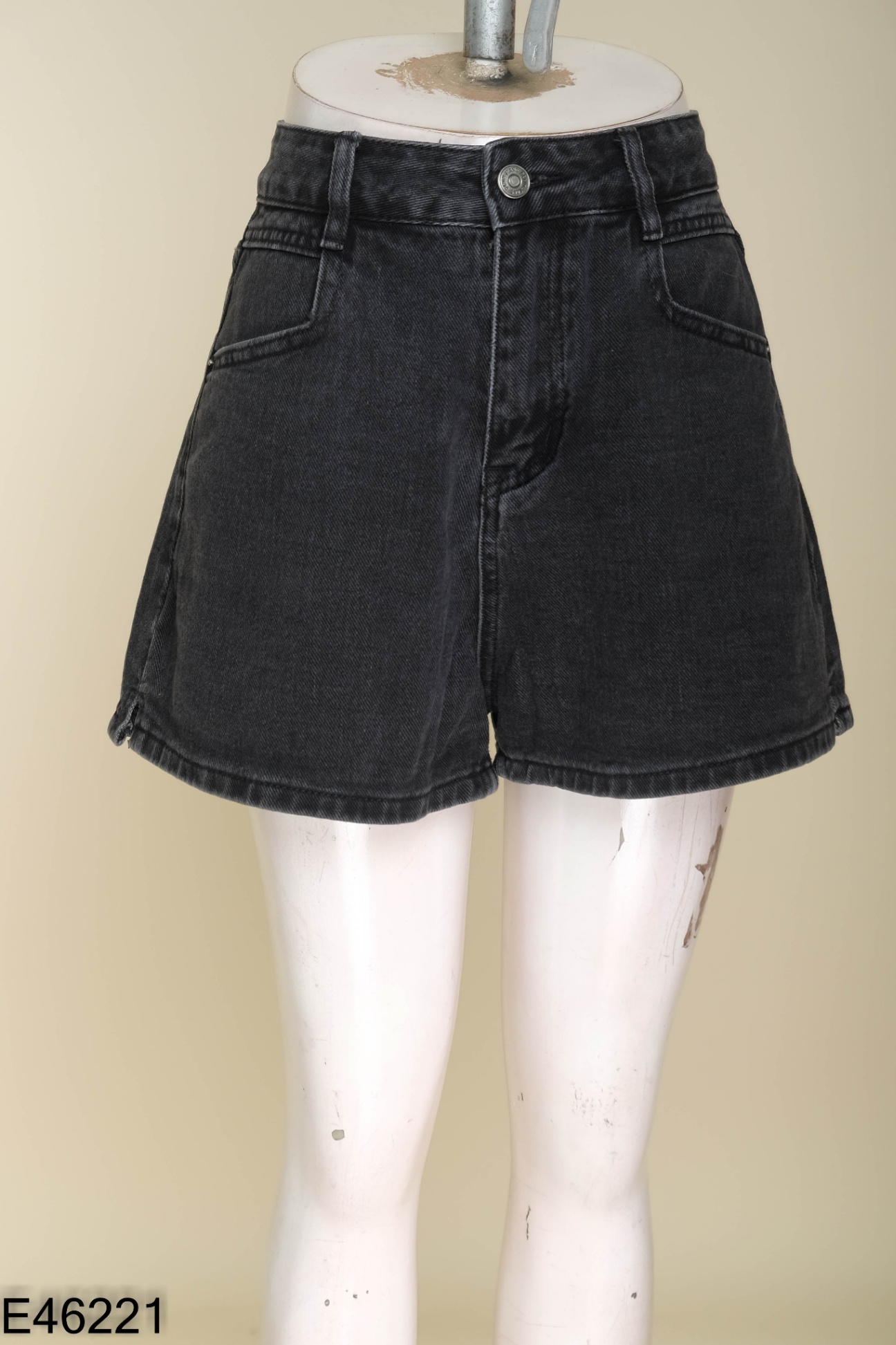 Quần shorts jeans đen