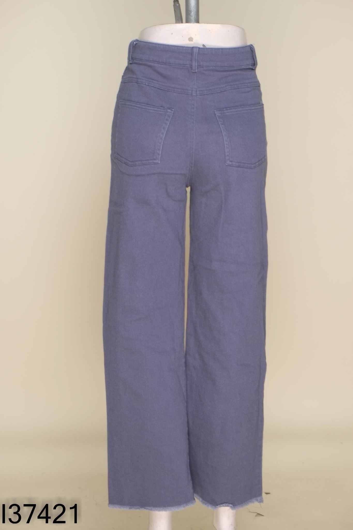 Quần jeans xanh MADELEN gấu tua rua