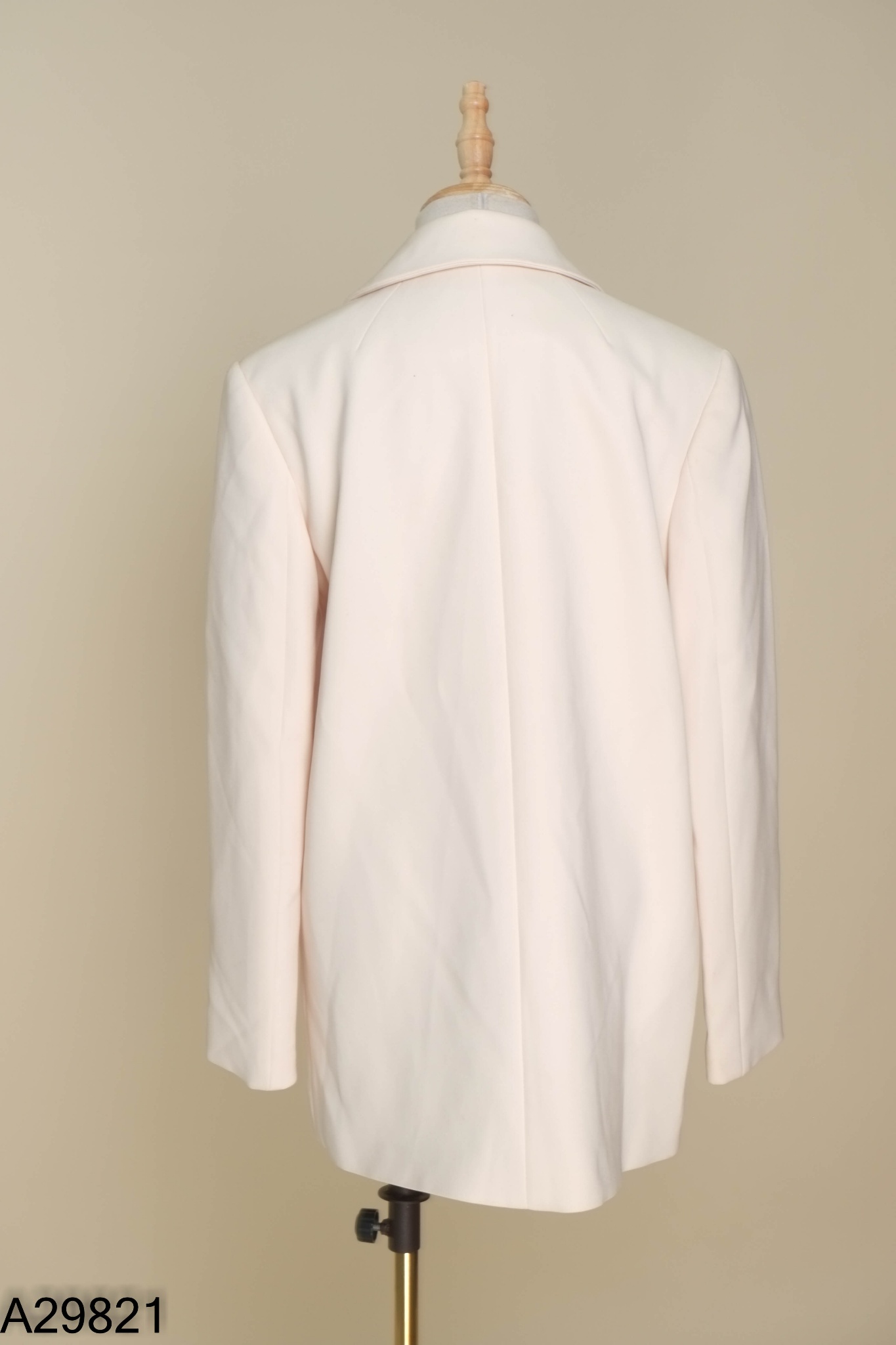 NEWTAG Blazer be trơn phối khuy tim
